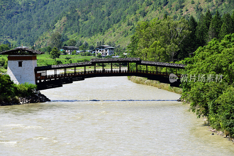 有盖的木制悬臂桥横跨莫楚河，入口Punakha Dzong，不丹Punakha